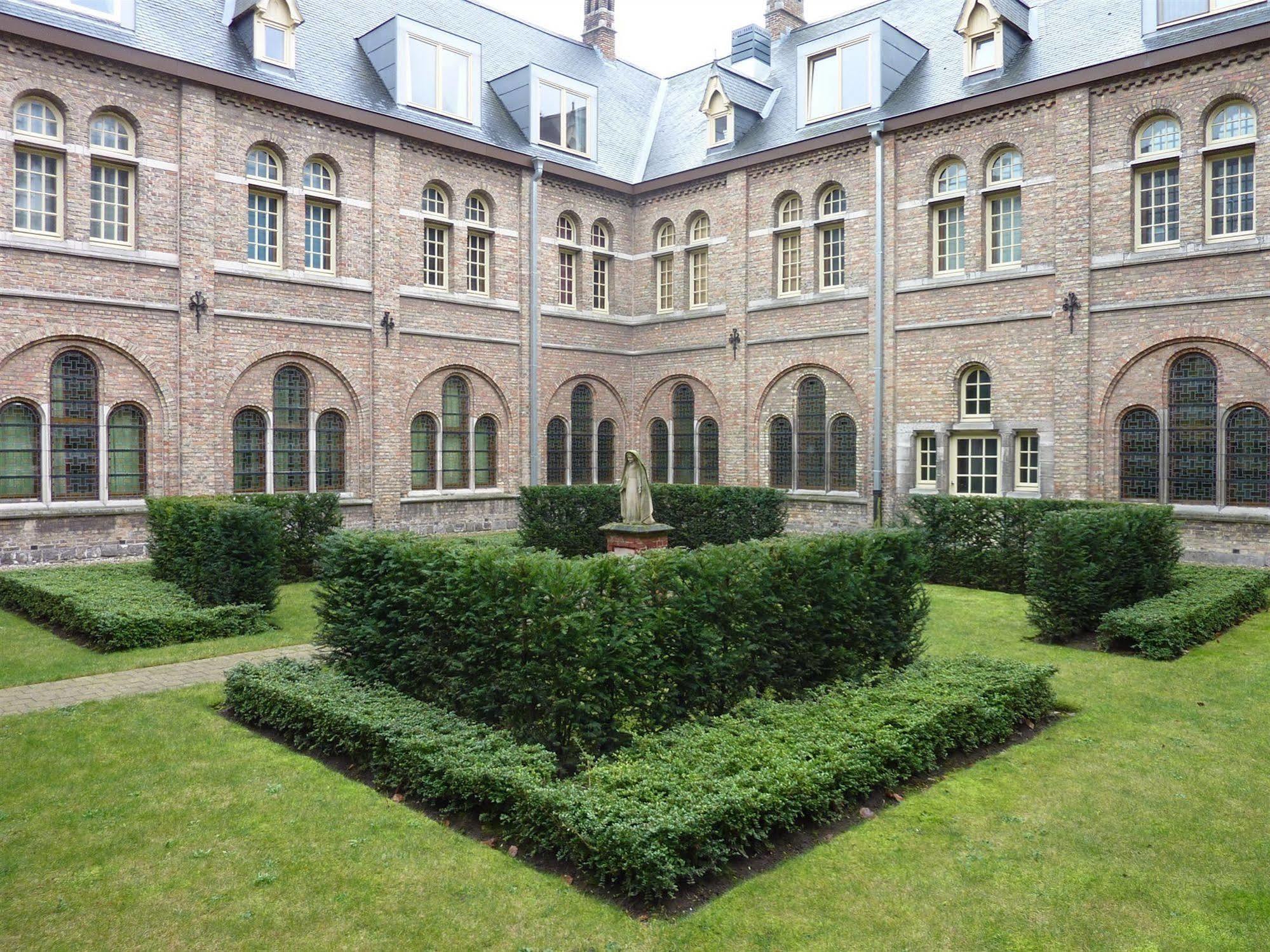 Albertushof Ieper Buitenkant foto